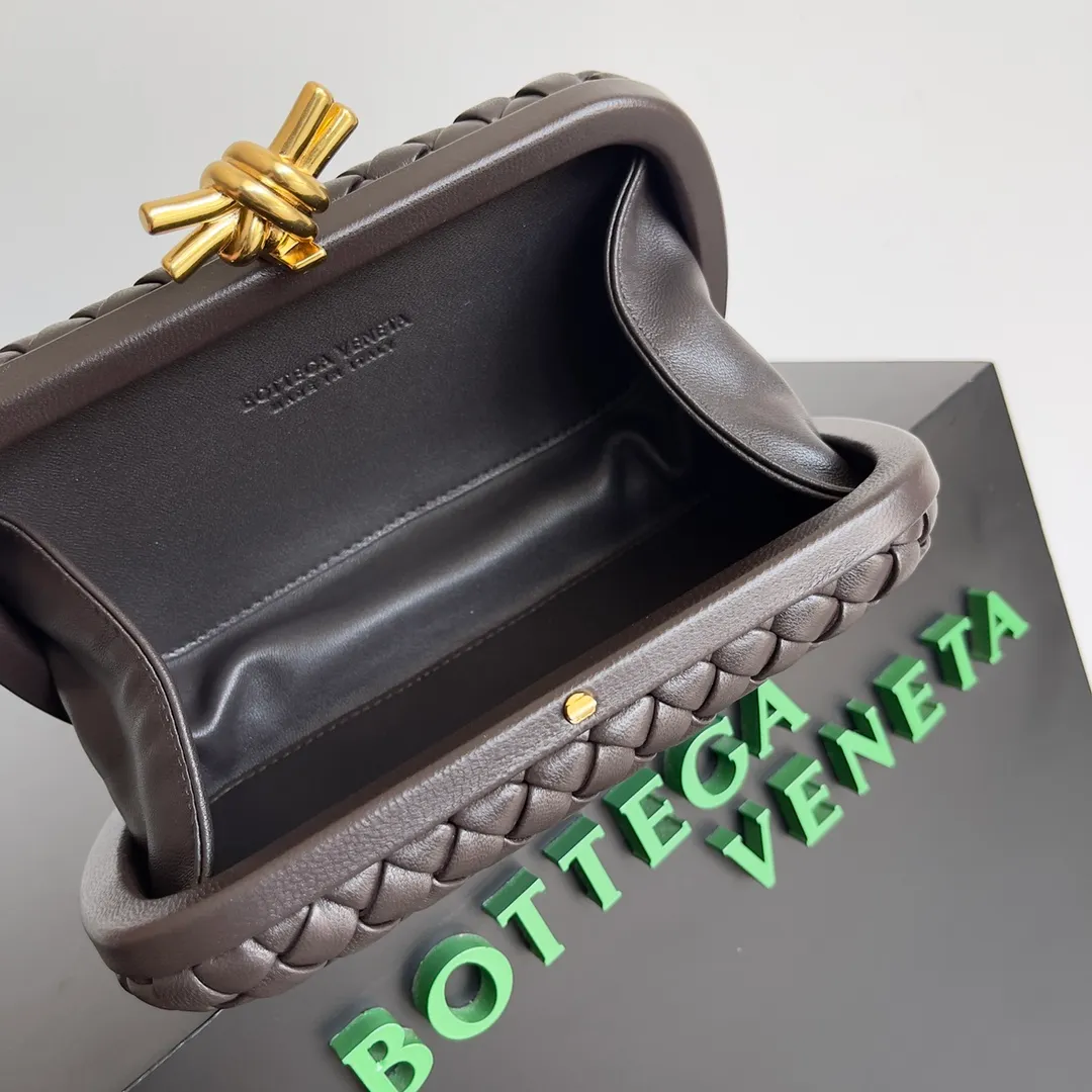 Batch 1860 BV Knot | The classic return of the evening bag. Original leather ➕ Stainless steel hardware ➕ 24k real gold plating ➕ Fully handmade. Those who know the history of our brand should have heard that the knot is a story of Bottega Veneta, and it is also one of the more important design elements. Matthieu Blazy's work this season sublimates Knot's classics, with a new knot design and a woven shoulder strap, plus Fouland Intreccio's weaving technology, adding some fashion to the retro and nostalgic feel of the past. Style number: 717622 Size: 20.5*6*12.5